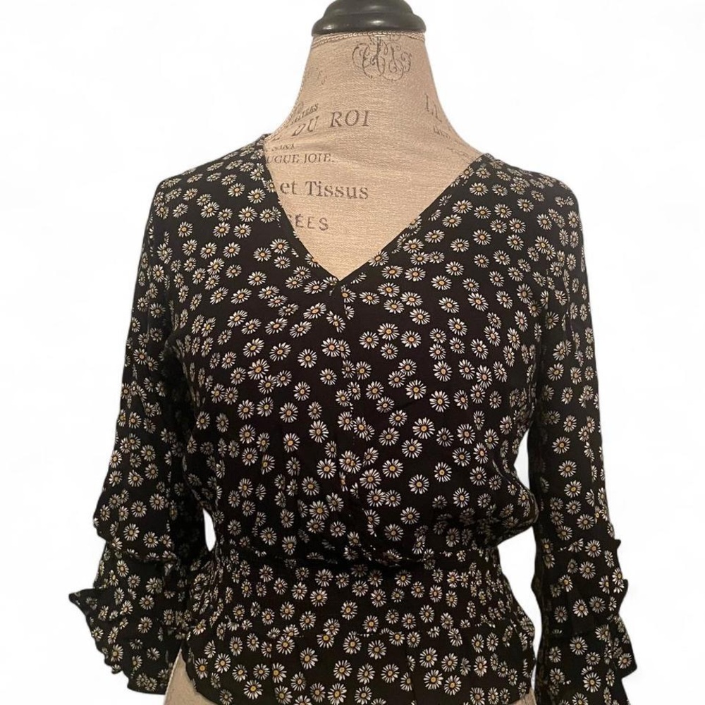 Just Polly New York • Black / White V Neck Floral Daisy Blouse • SIZE - MEDIUM